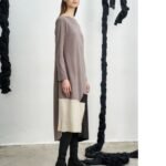 Γυναικείο φόρεμα Eutropia AMMA σε γκρι απόχρωση με χρωματιστά panels – πλάγια όψη, φωτογράφιση στούντιο