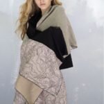 Εσάρπα Root από το brand AMMA με patchwork σχεδιασμό σε γήινες αποχρώσεις, φορεμένη πάνω από nude outfit