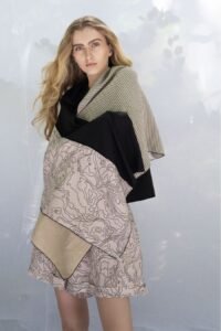 Εσάρπα Root από το brand AMMA με patchwork σχεδιασμό σε γήινες αποχρώσεις, φορεμένη πάνω από nude outfit