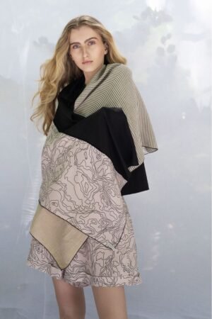 Εσάρπα Root από το brand AMMA με patchwork σχεδιασμό σε γήινες αποχρώσεις, φορεμένη πάνω από nude outfit