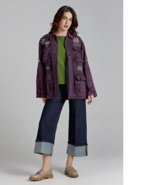 Ayios Jacket Double Acid Mauve – Μοβ τζάκετ με patches, φορεμένο από μοντέλο