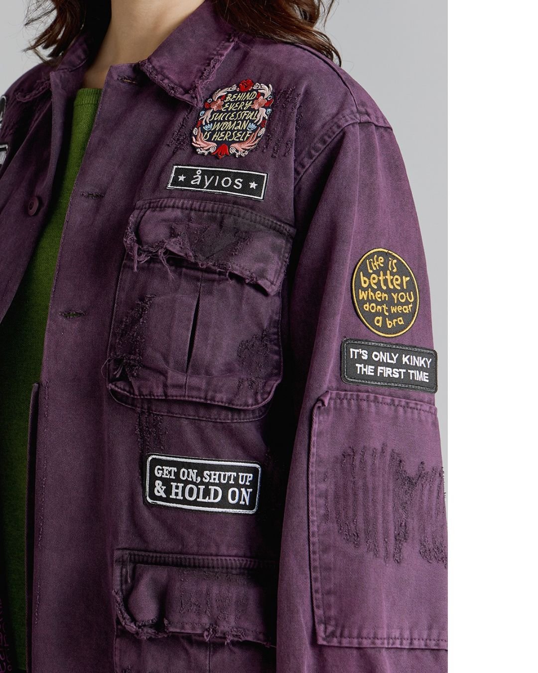 Πλάγια λεπτομέρεια του Ayios Jacket Double Acid Mauve με patches και distressed λεπτομέρειες