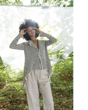 Ασύμμετρο σακάκι Forest Jacket από το AMMA με έντονη υφή και ασπρόμαυρο μοτίβο