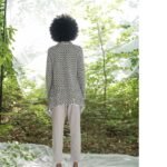 Πίσω όψη του Forest Jacket από την AMMA με ασύμμετρο κόψιμο και ιδιαίτερη υφή