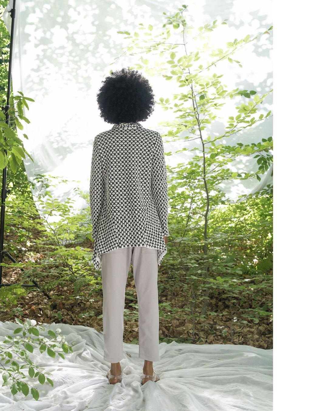 Πίσω όψη του Forest Jacket από την AMMA με ασύμμετρο κόψιμο και ιδιαίτερη υφή