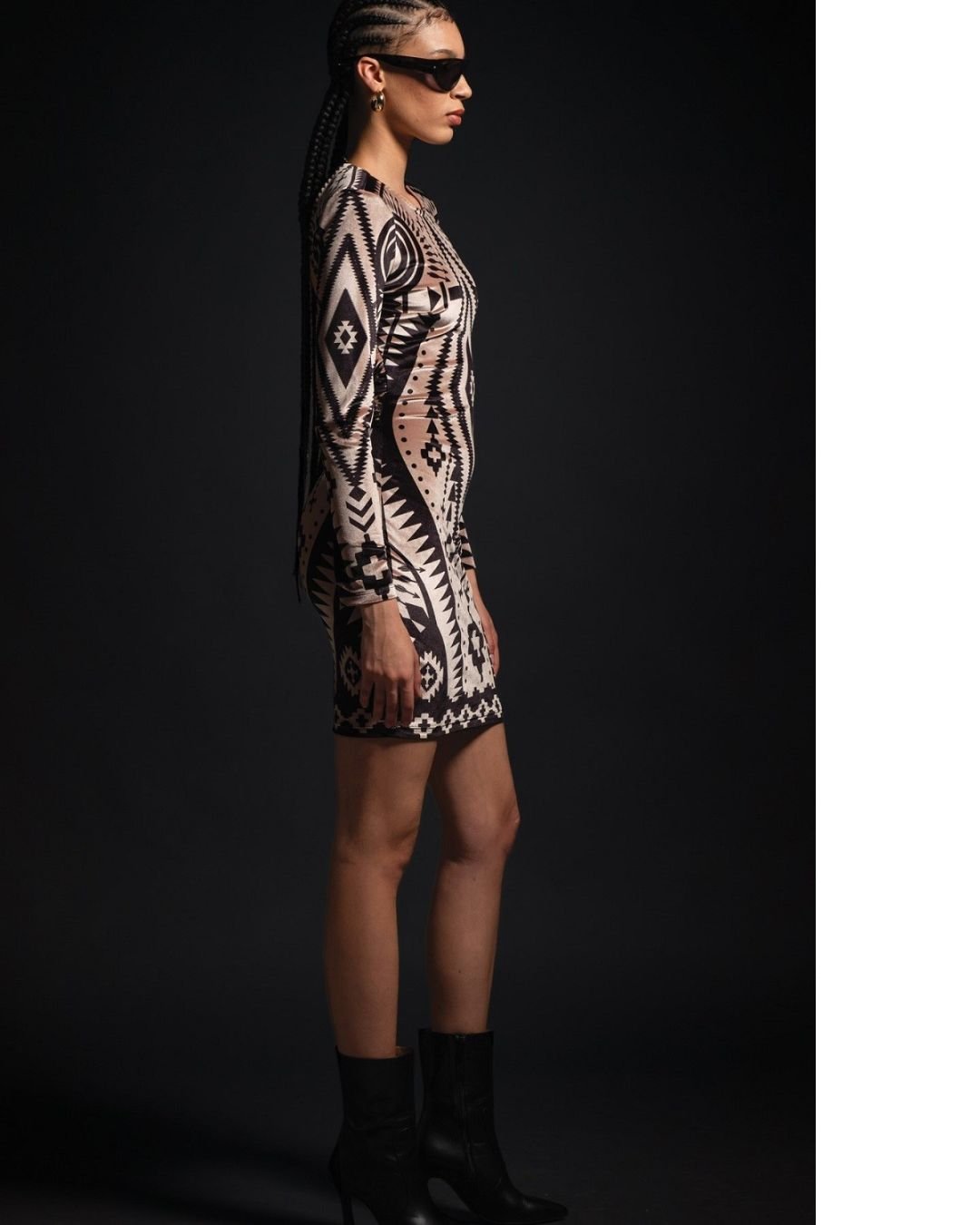 Μίνι φόρεμα Divinity από βελούδο με tribal print και ανοιχτή πλάτη, εικόνα πλαΐνή, από την Peace + Chaos
