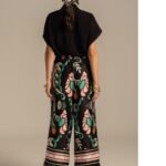 Παντελόνι Moonflower της Peace + Chaos με φλοράλ print και λεπτομέρειες από φτερά στο τελείωμα. Εικόνα με πίσω όψη.
