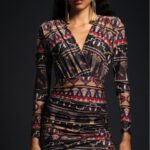 Μίνι φόρεμα Peace + Chaos με μεταλλικό tribal print, εφέ wrap και βαθύ ντεκολτέ