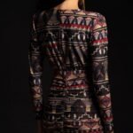 Μίνι φόρεμα Peace + Chaos με μεταλλικό tribal print, εφέ wrap και βαθύ ντεκολτέ - εικόνα πίσω όψης