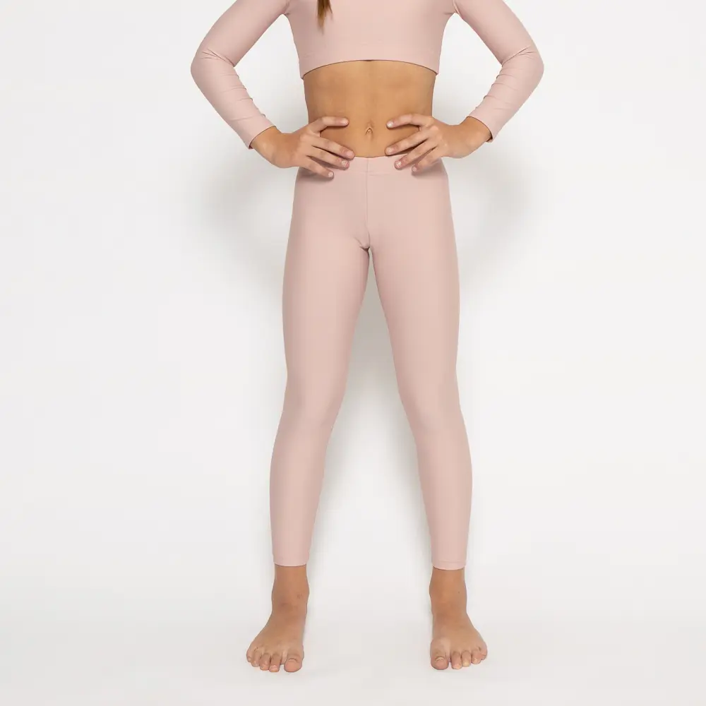 σε χρώμα Addict. Άνετη εφαρμογή από ανακυκλώσιμο ύφασμα* που απομακρύνει τον ιδρώτα και τέλεια στήριξη κατά την διάρκεια της προπόνησης. Απαλό και άνετο στην κίνηση. Σημείωση: Το μοντέλο της φωτογραφίας είναι 9 χρονών με Μέγεθος: 10 *Ανακυκλώσιμο υλικό