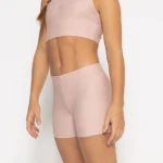 Σορτσάκι γυμναστικής σε χρώμα Addict. Άνετη εφαρμογή από ανακυκλώσιμο ύφασμα* που απομακρύνει τον ιδρώτα και τέλεια στήριξη κατά την διάρκεια της προπόνησης. Απαλό και άνετο στην κίνηση. Σημείωση: Το μοντέλο της φωτογραφίας είναι 9 χρονών σε Μέγεθος: 10 *Ανακυκλώσιμο υλικό