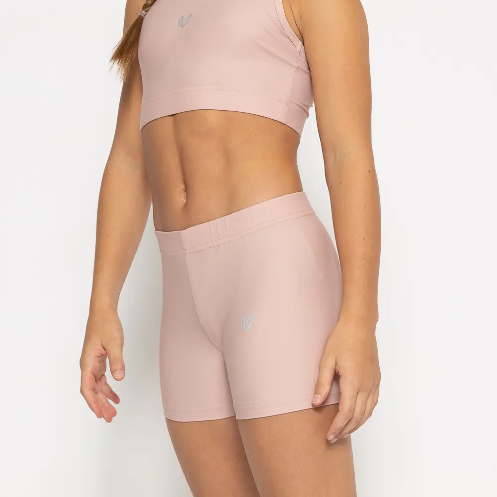 Σορτσάκι γυμναστικής σε χρώμα Addict. Άνετη εφαρμογή από ανακυκλώσιμο ύφασμα* που απομακρύνει τον ιδρώτα και τέλεια στήριξη κατά την διάρκεια της προπόνησης. Απαλό και άνετο στην κίνηση. Σημείωση: Το μοντέλο της φωτογραφίας είναι 9 χρονών σε Μέγεθος: 10 *Ανακυκλώσιμο υλικό