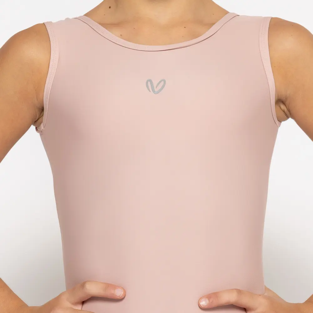 σε χρώμα Addict. Άνετη εφαρμογή από ανακυκλώσιμο ύφασμα* που απομακρύνει τον ιδρώτα και τέλεια στήριξη κατά την διάρκεια της προπόνησης. Απαλό και άνετο στην κίνηση. Σημείωση: Το μοντέλο της φωτογραφίας είναι 9 χρονών σε Μέγεθος: 10 *Ανακυκλώσιμο υλικό