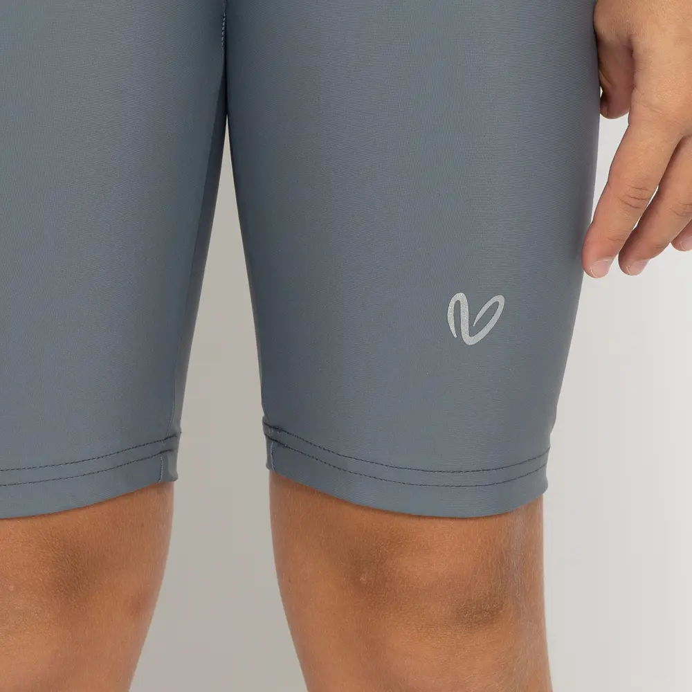 σε χρώμα Ardesia. Άνετη εφαρμογή από ανακυκλώσιμο ύφασμα* που απομακρύνει τον ιδρώτα και τέλεια στήριξη κατά την διάρκεια της προπόνησης. Απαλό και άνετο στην κίνηση. Σημείωση: Το μοντέλο της φωτογραφίας είναι 9 χρονών με Μέγεθος: 10 *Ανακυκλώσιμο υλικό