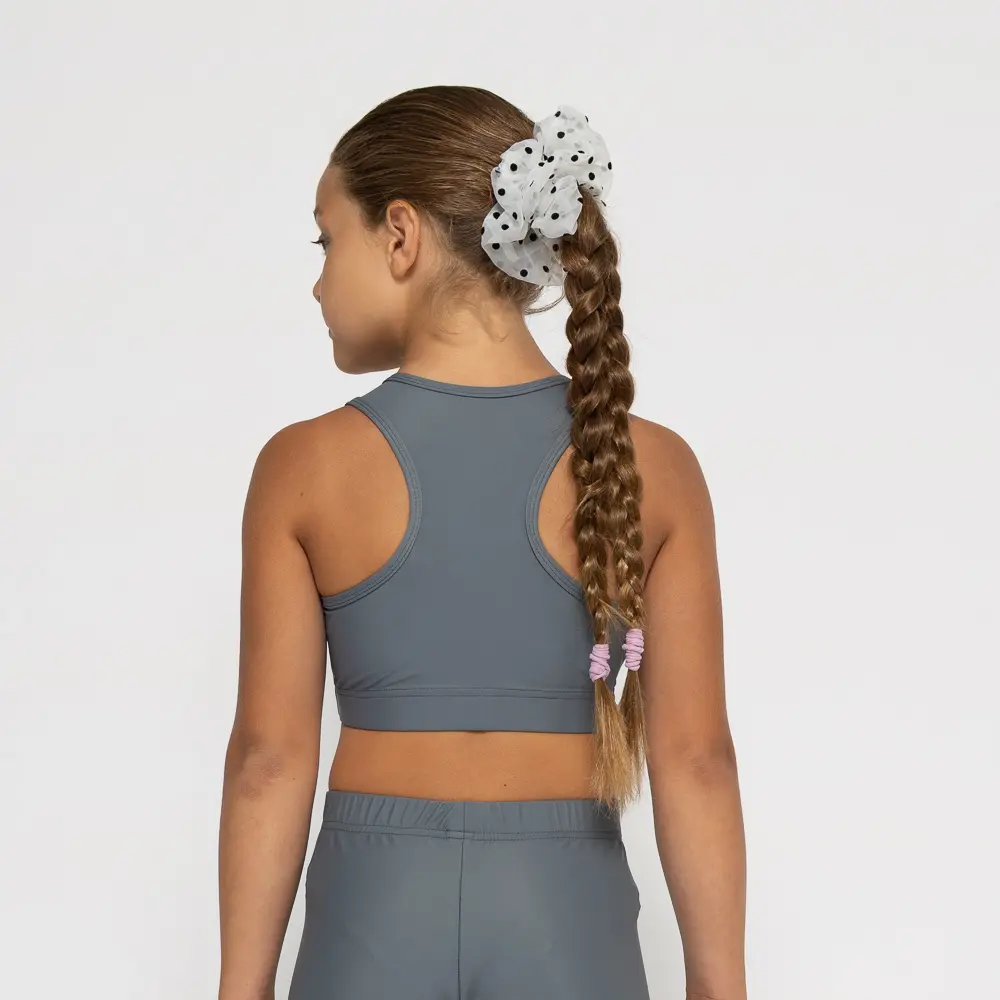 σε χρώμα Ardesia. Άνετη εφαρμογή από ανακυκλώσιμο ύφασμα* που απομακρύνει τον ιδρώτα και τέλεια στήριξη κατά την διάρκεια της προπόνησης. Απαλό και άνετο στην κίνηση. Σημείωση: Το μοντέλο της φωτογραφίας είναι 9 χρονών σε Μέγεθος: 10 *Ανακυκλώσιμο υλικό