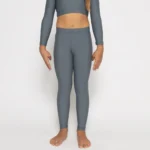 σε χρώμα Ardesia. Άνετη εφαρμογή από ανακυκλώσιμο ύφασμα* που απομακρύνει τον ιδρώτα και τέλεια στήριξη κατά την διάρκεια της προπόνησης. Απαλό και άνετο στην κίνηση. Σημείωση: Το μοντέλο της φωτογραφίας είναι 9 χρονών με Μέγεθος: 10 *Ανακυκλώσιμο υλικό