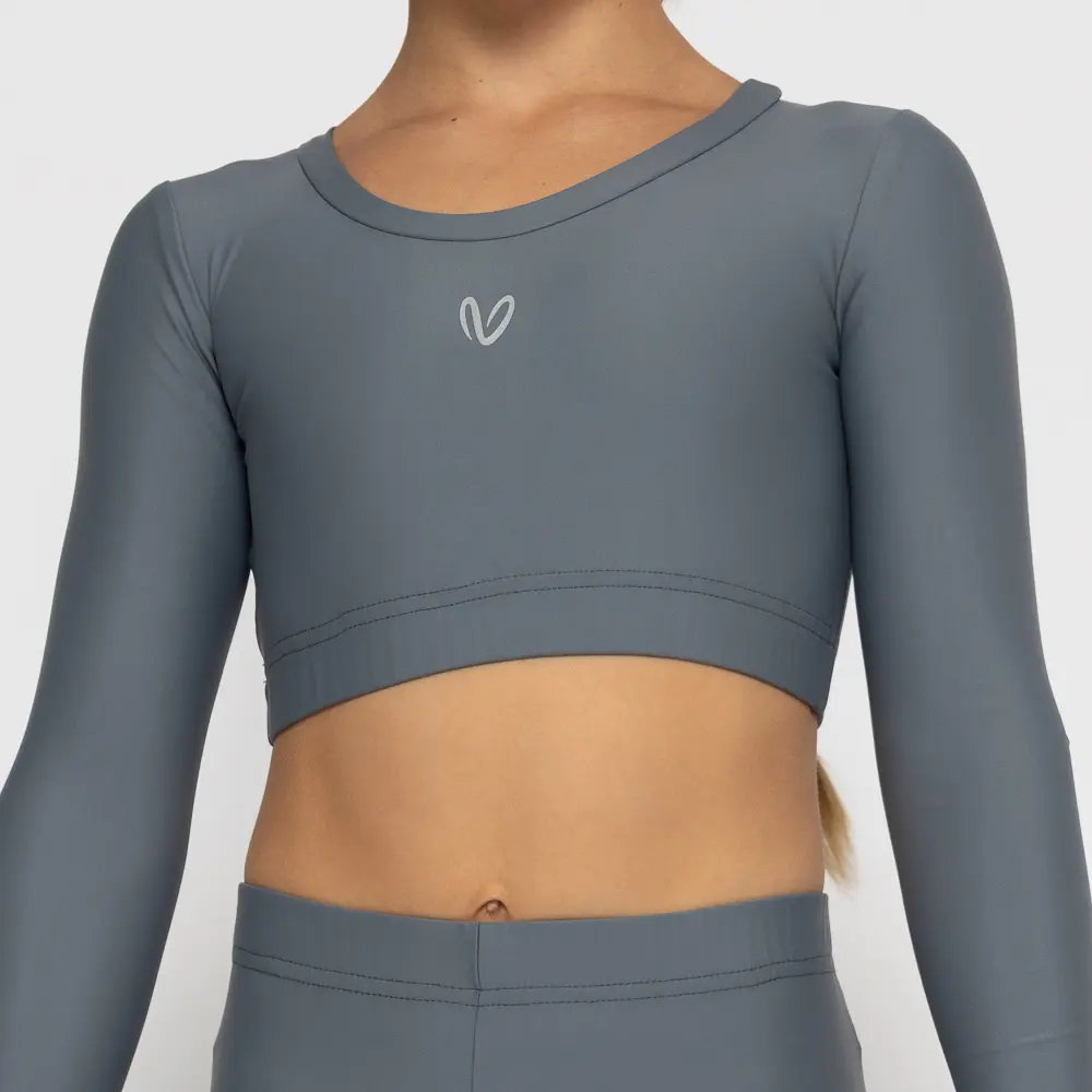 σε χρώμα Ardesia. Άνετη εφαρμογή από ανακυκλώσιμο ύφασμα* που απομακρύνει τον ιδρώτα και τέλεια στήριξη κατά την διάρκεια της προπόνησης. Απαλό και άνετο στην κίνηση. Σημείωση: Το μοντέλο της φωτογραφίας είναι 9 χρονών σε Μέγεθος: 10 *Ανακυκλώσιμο υλικό