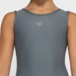 σε χρώμα Ardesia. Άνετη εφαρμογή από ανακυκλώσιμο ύφασμα* που απομακρύνει τον ιδρώτα και τέλεια στήριξη κατά την διάρκεια της προπόνησης. Απαλό και άνετο στην κίνηση. Σημείωση: Το μοντέλο της φωτογραφίας είναι 9 χρονών σε Μέγεθος: 10 *Ανακυκλώσιμο υλικό