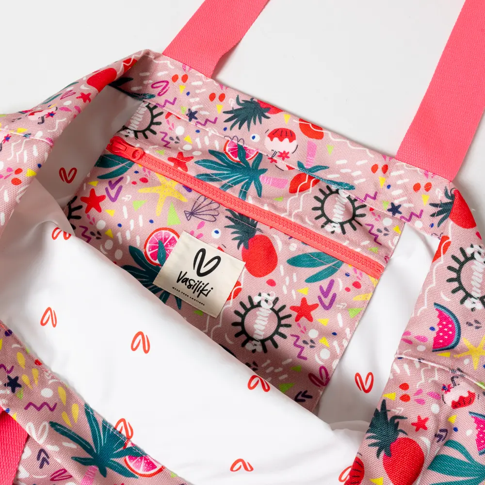 αποτελεί το απόλυτο αξεσουάρ για κάθε απόδραση. Διαθέτει αδιάβροχη επένδυση με διακριτικό τύπωμα logo