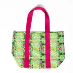 Η Revolva beach bag είναι φτιαγμένη για να σε ακολουθεί σε κάθε καλοκαιρινή μεταμόρφωση. Το έντονο