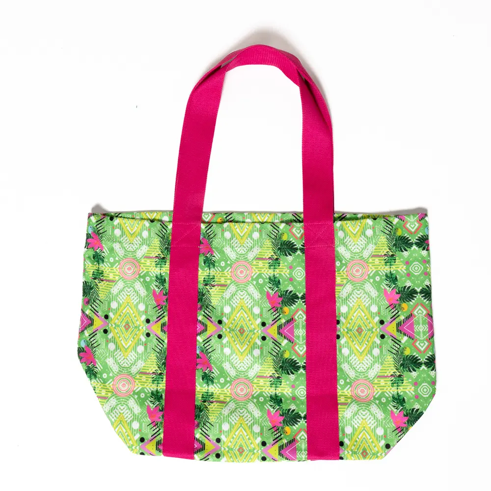 Η Revolva beach bag είναι φτιαγμένη για να σε ακολουθεί σε κάθε καλοκαιρινή μεταμόρφωση. Το έντονο