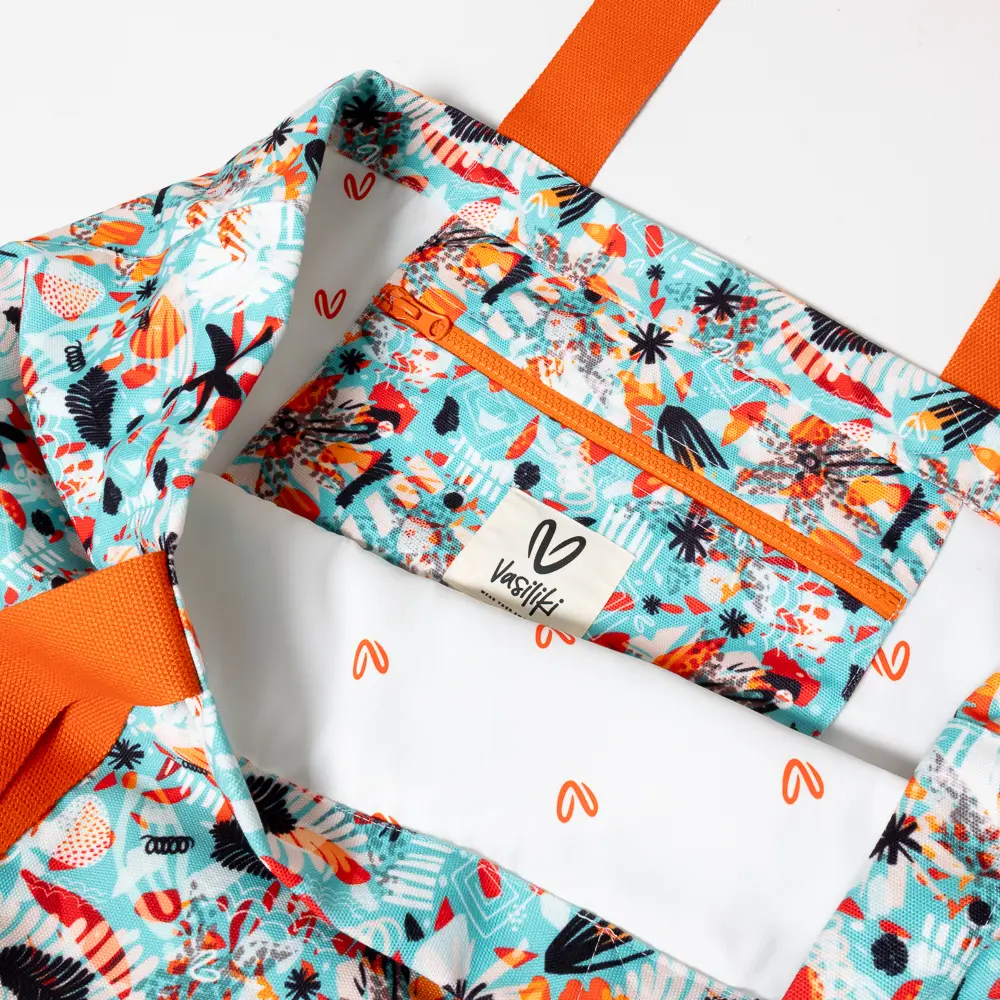 προσφέροντας στυλ και άνεση. Με εσωτερικό φερμουάρ και μεγάλο άνοιγμα