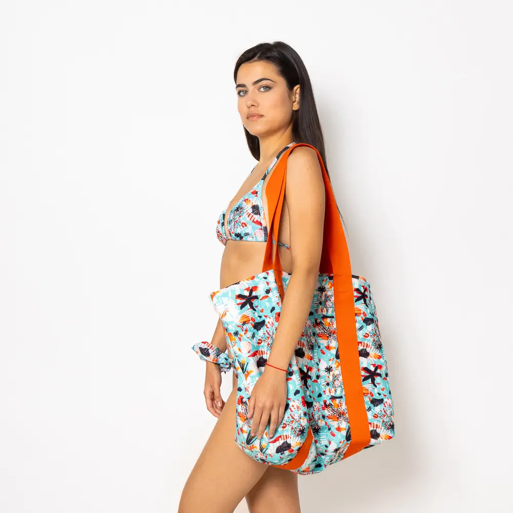 η τσάντα παραλίας Soléa είναι τόσο πρακτική όσο και όμορφη – ιδανική για γυναίκες που θέλουν να εκπέμπουν φως όπου κι αν πάνε. Διάσταση: 60x40cm