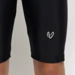 σε χρώμα Black. Άνετη εφαρμογή από ανακυκλώσιμο ύφασμα* που απομακρύνει τον ιδρώτα και τέλεια στήριξη κατά την διάρκεια της προπόνησης. Απαλό και άνετο στην κίνηση. Σημείωση: Το μοντέλο της φωτογραφίας είναι 9 χρονών με Μέγεθος: 10 *Ανακυκλώσιμο υλικό