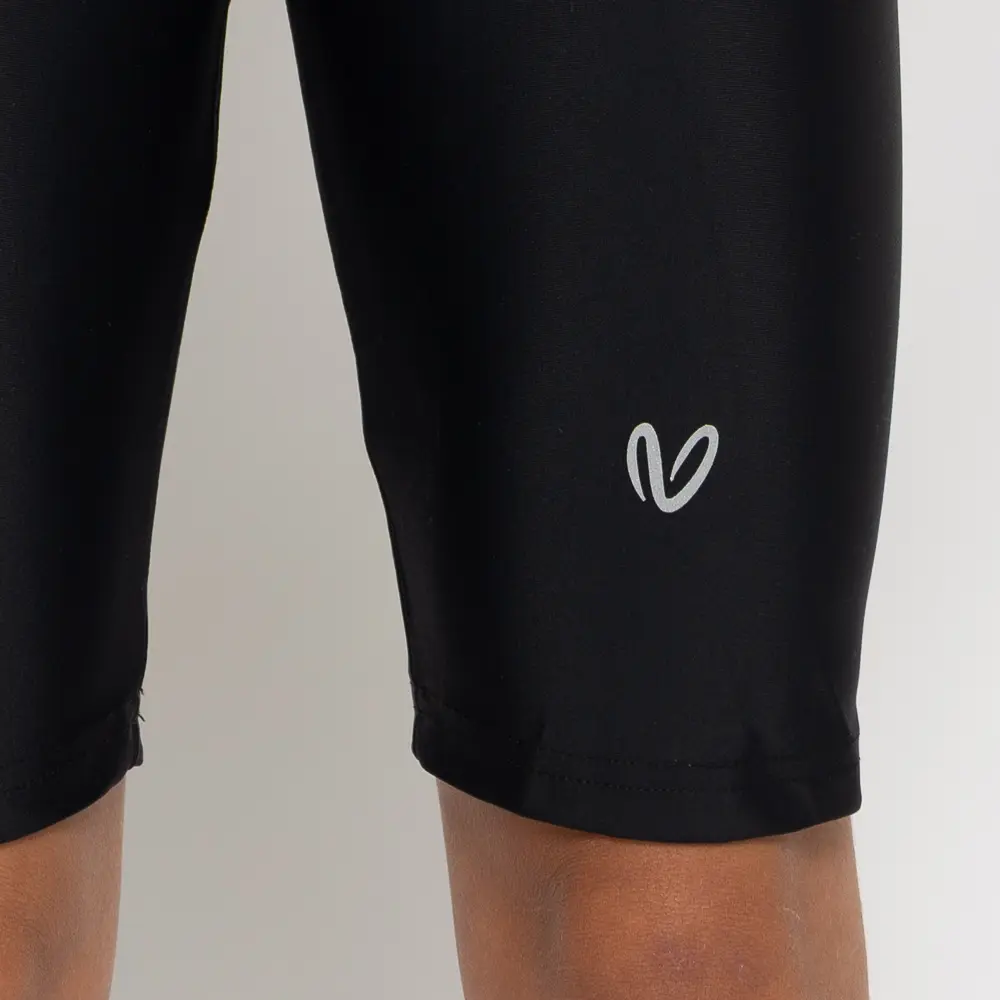 σε χρώμα Black. Άνετη εφαρμογή από ανακυκλώσιμο ύφασμα* που απομακρύνει τον ιδρώτα και τέλεια στήριξη κατά την διάρκεια της προπόνησης. Απαλό και άνετο στην κίνηση. Σημείωση: Το μοντέλο της φωτογραφίας είναι 9 χρονών με Μέγεθος: 10 *Ανακυκλώσιμο υλικό