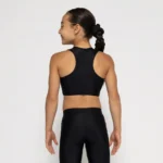 σε χρώμα Black. Άνετη εφαρμογή από ανακυκλώσιμο ύφασμα* που απομακρύνει τον ιδρώτα και τέλεια στήριξη κατά την διάρκεια της προπόνησης. Απαλό και άνετο στην κίνηση. Σημείωση: Το μοντέλο της φωτογραφίας είναι 9 χρονών σε Μέγεθος: 10 *Ανακυκλώσιμο υλικό