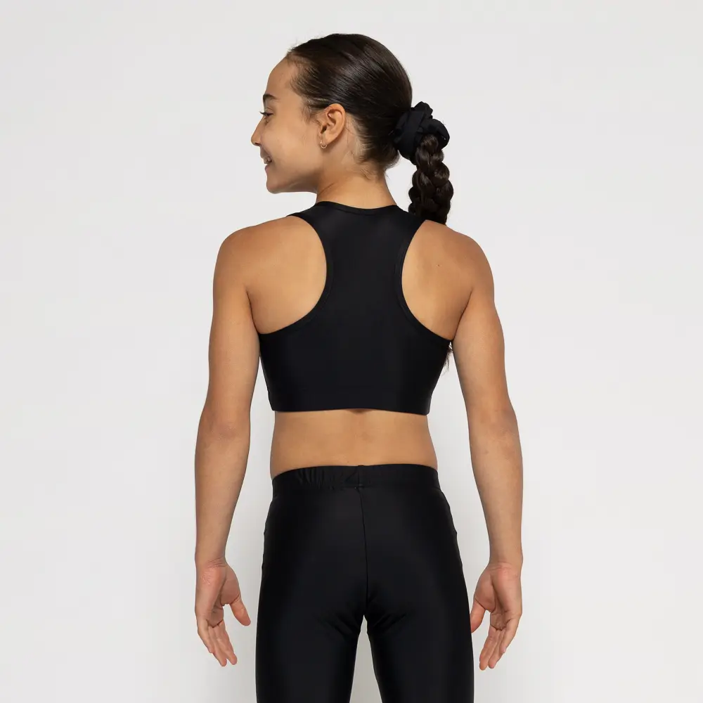 σε χρώμα Black. Άνετη εφαρμογή από ανακυκλώσιμο ύφασμα* που απομακρύνει τον ιδρώτα και τέλεια στήριξη κατά την διάρκεια της προπόνησης. Απαλό και άνετο στην κίνηση. Σημείωση: Το μοντέλο της φωτογραφίας είναι 9 χρονών σε Μέγεθος: 10 *Ανακυκλώσιμο υλικό