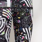 σε print Black Feelstorm. Άνετη εφαρμογή από ανακυκλώσιμο ύφασμα* που απομακρύνει τον ιδρώτα και τέλεια στήριξη κατά την διάρκεια της προπόνησης. Απαλό και άνετο στην κίνηση. Σημείωση: Το μοντέλο της φωτογραφίας είναι 9 χρονών με Μέγεθος: 10 *Ανακυκλώσιμο υλικό