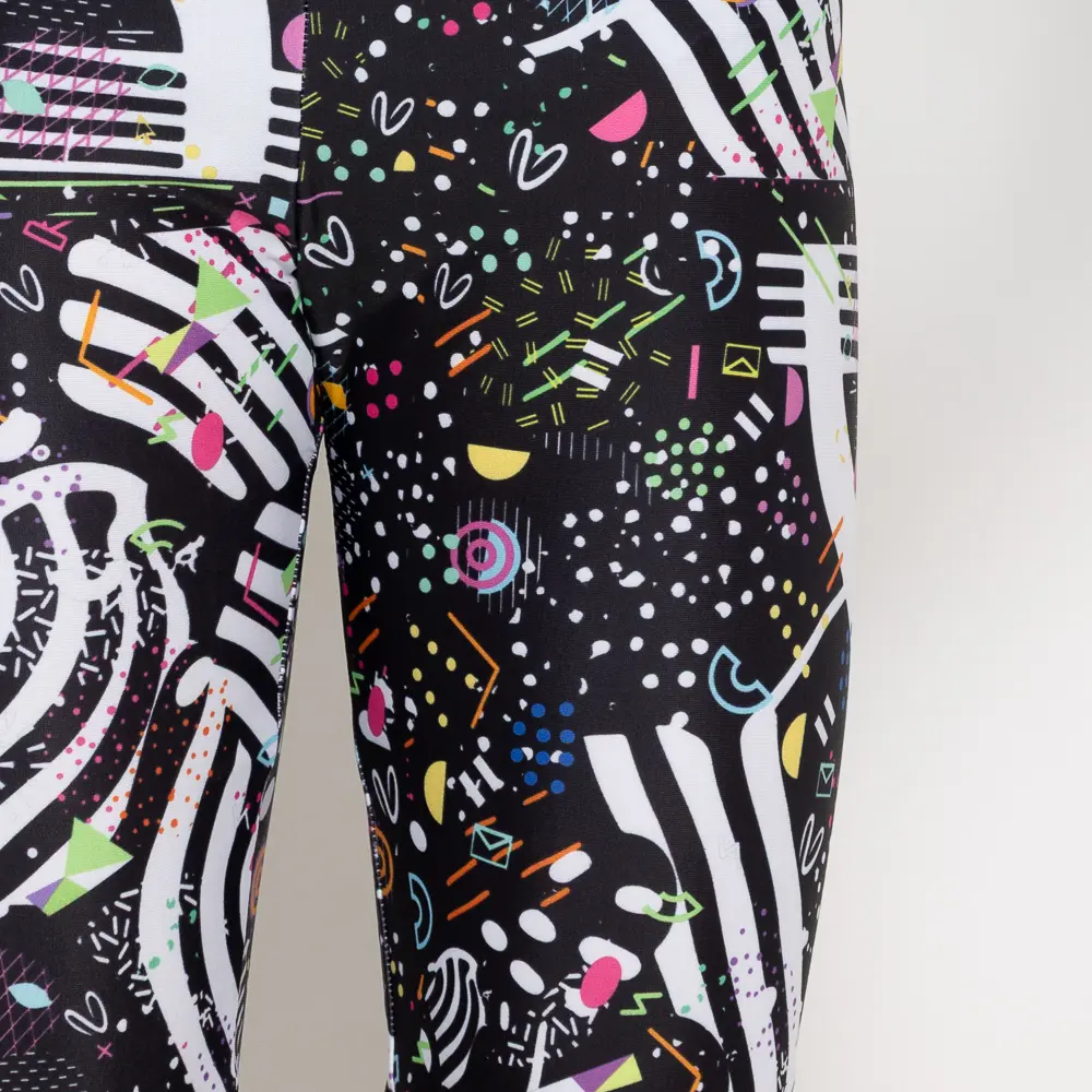 σε print Black Feelstorm. Άνετη εφαρμογή από ανακυκλώσιμο ύφασμα* που απομακρύνει τον ιδρώτα και τέλεια στήριξη κατά την διάρκεια της προπόνησης. Απαλό και άνετο στην κίνηση. Σημείωση: Το μοντέλο της φωτογραφίας είναι 9 χρονών με Μέγεθος: 10 *Ανακυκλώσιμο υλικό