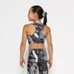 σε print Black Feelstorm. Άνετη εφαρμογή από ανακυκλώσιμο ύφασμα* που απομακρύνει τον ιδρώτα και τέλεια στήριξη κατά την διάρκεια της προπόνησης. Απαλό και άνετο στην κίνηση. Σημείωση: Το μοντέλο της φωτογραφίας είναι 9 χρονών σε Μέγεθος: 10 *Ανακυκλώσιμο υλικό