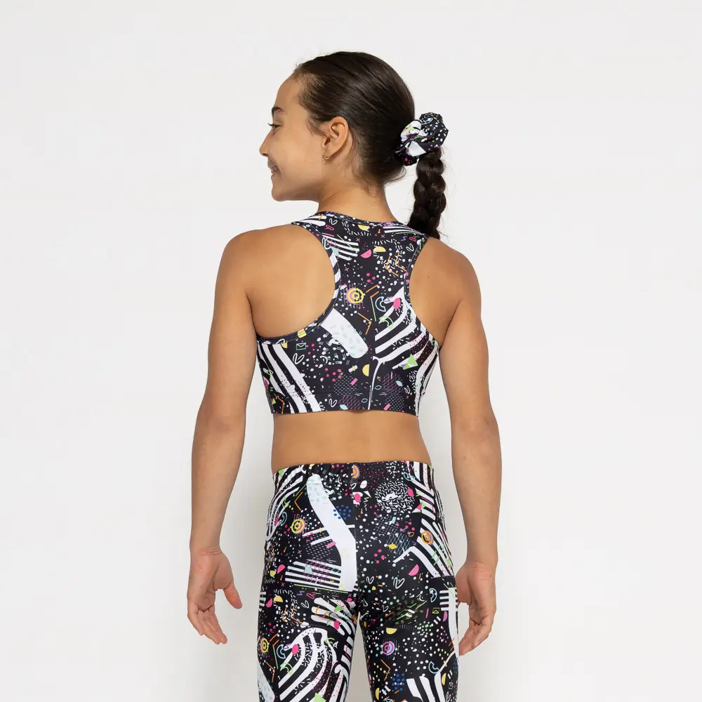 σε print Black Feelstorm. Άνετη εφαρμογή από ανακυκλώσιμο ύφασμα* που απομακρύνει τον ιδρώτα και τέλεια στήριξη κατά την διάρκεια της προπόνησης. Απαλό και άνετο στην κίνηση. Σημείωση: Το μοντέλο της φωτογραφίας είναι 9 χρονών σε Μέγεθος: 10 *Ανακυκλώσιμο υλικό