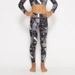 σε print Black Feelstorm. Άνετη εφαρμογή από ανακυκλώσιμο ύφασμα* που απομακρύνει τον ιδρώτα και τέλεια στήριξη κατά την διάρκεια της προπόνησης. Απαλό και άνετο στην κίνηση. Σημείωση: Το μοντέλο της φωτογραφίας είναι 9 χρονών με Μέγεθος: 10 *Ανακυκλώσιμο υλικό