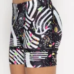 Σορτσάκι γυμναστικής σε print Black Feelstorm. Άνετη εφαρμογή από ανακυκλώσιμο ύφασμα* που απομακρύνει τον ιδρώτα και τέλεια στήριξη κατά την διάρκεια της προπόνησης. Απαλό και άνετο στην κίνηση. Σημείωση: Το μοντέλο της φωτογραφίας είναι 9 χρονών σε Μέγεθος: 10 *Ανακυκλώσιμο υλικό