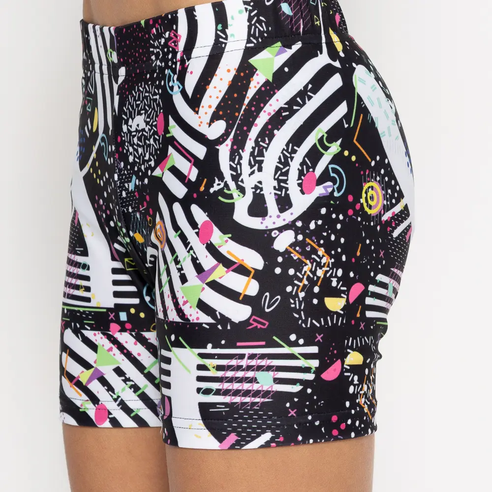 Σορτσάκι γυμναστικής σε print Black Feelstorm. Άνετη εφαρμογή από ανακυκλώσιμο ύφασμα* που απομακρύνει τον ιδρώτα και τέλεια στήριξη κατά την διάρκεια της προπόνησης. Απαλό και άνετο στην κίνηση. Σημείωση: Το μοντέλο της φωτογραφίας είναι 9 χρονών σε Μέγεθος: 10 *Ανακυκλώσιμο υλικό