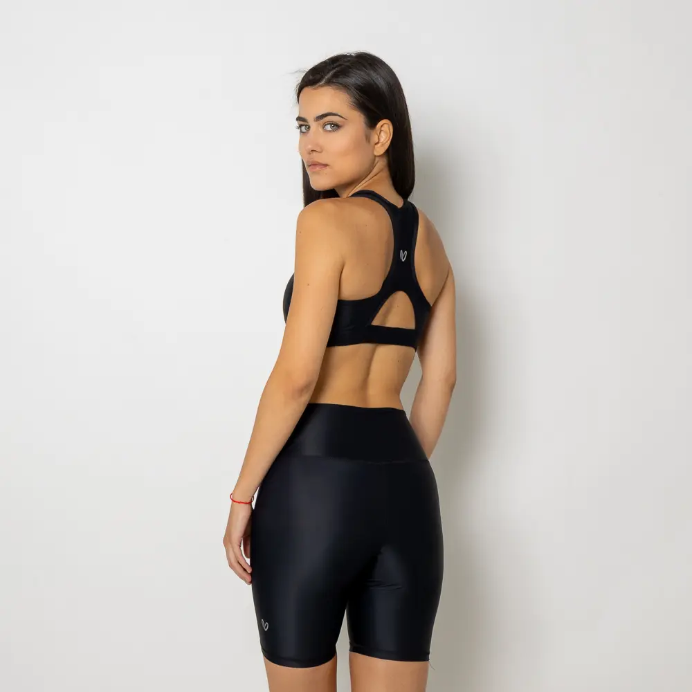 απλότητα και αυτοκυριαρχία.Σαν το σκοτεινό φόντο πάνω στο οποίο λάμπουν όλα σου τα χρώματα