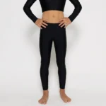 σε χρώμα Black. Άνετη εφαρμογή από ανακυκλώσιμο ύφασμα* που απομακρύνει τον ιδρώτα και τέλεια στήριξη κατά την διάρκεια της προπόνησης. Απαλό και άνετο στην κίνηση. Σημείωση: Το μοντέλο της φωτογραφίας είναι 9 χρονών με Μέγεθος: 10 *Ανακυκλώσιμο υλικό