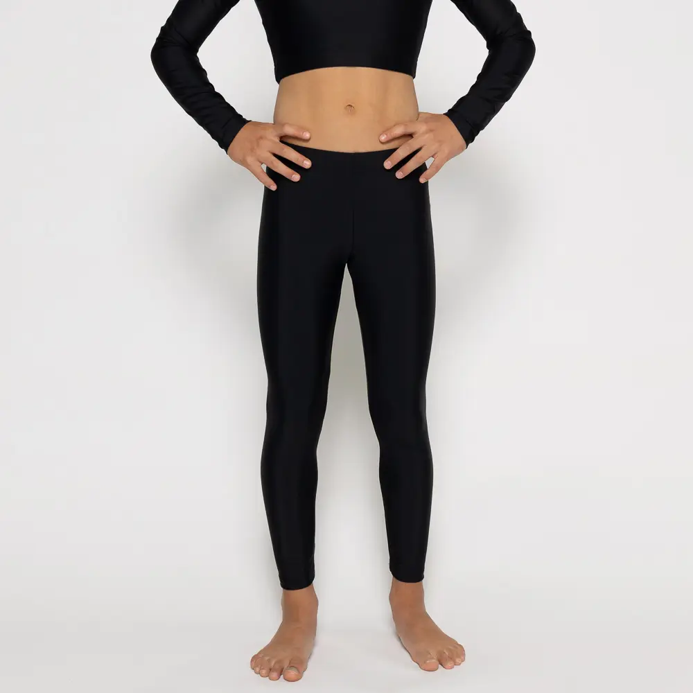 σε χρώμα Black. Άνετη εφαρμογή από ανακυκλώσιμο ύφασμα* που απομακρύνει τον ιδρώτα και τέλεια στήριξη κατά την διάρκεια της προπόνησης. Απαλό και άνετο στην κίνηση. Σημείωση: Το μοντέλο της φωτογραφίας είναι 9 χρονών με Μέγεθος: 10 *Ανακυκλώσιμο υλικό