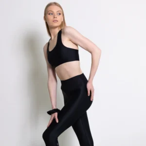 Απλό. Σταθερό. Απαραίτητο. Το   Black Sports Bra Top είναι το κομμάτι που εμπιστεύεσαι κάθε φορά που θες να νιώσεις άνετη και συγκεντρωμένη. Με καθαρή γραμμή και λεπτομέρειες racerback