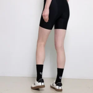 Το απόλυτο basic που δεν φεύγει ποτέ από τη μόδα. Οι μαύρες unisex κάλτσες της Vasiliki είναι φτιαγμένες για καθημερινή άνεση με retro χαρακτήρα και διακριτικό V logo στο πίσω μέρος. Συνδύασε τις με sneakers ή slip-ons