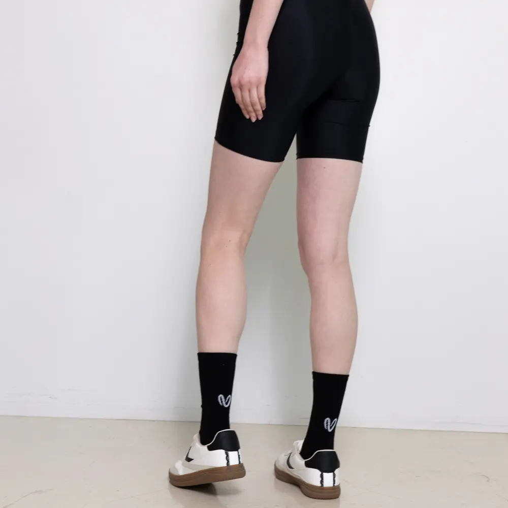 Το απόλυτο basic που δεν φεύγει ποτέ από τη μόδα. Οι μαύρες unisex κάλτσες της Vasiliki είναι φτιαγμένες για καθημερινή άνεση με retro χαρακτήρα και διακριτικό V logo στο πίσω μέρος. Συνδύασε τις με sneakers ή slip-ons