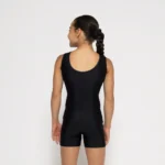 με πίσω ανοικτή πλάτη σχήματος U