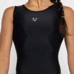 σε χρώμα Black. Άνετη εφαρμογή από ανακυκλώσιμο ύφασμα* που απομακρύνει τον ιδρώτα και τέλεια στήριξη κατά την διάρκεια της προπόνησης. Απαλό και άνετο στην κίνηση. Σημείωση: Το μοντέλο της φωτογραφίας είναι 9 χρονών σε Μέγεθος: 10 *Ανακυκλώσιμο υλικό