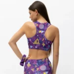 σε print BLAZE. Άνετη εφαρμογή από ανακυκλώσιμο ύφασμα* που απομακρύνει τον ιδρώτα και τέλεια στήριξη κατά την διάρκεια της προπόνησης. Απαλό και άνετο στην κίνηση. Σημείωση: Το μοντέλο της φωτογραφίας είναι 15 χρονών σε Μέγεθος: 12 *Ανακυκλώσιμο υλικό