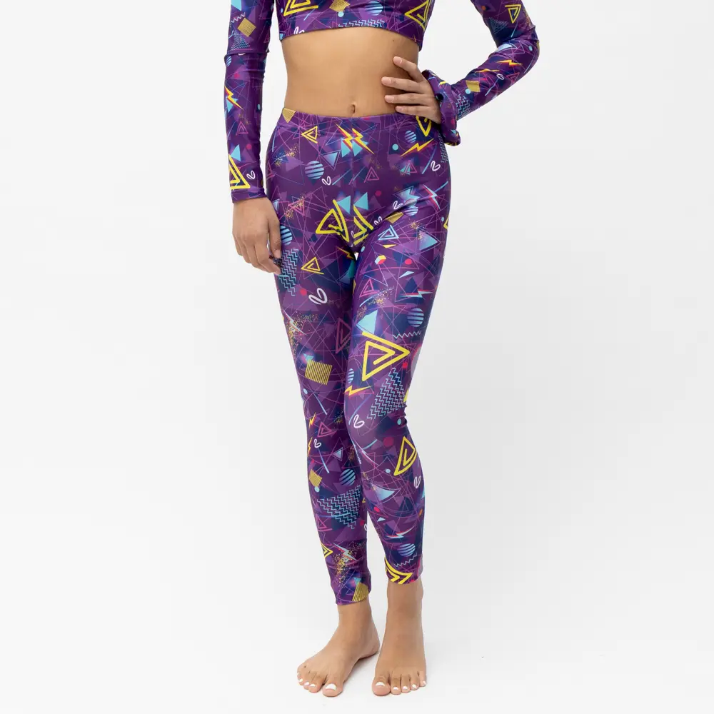 σε print BLAZE. Άνετη εφαρμογή από ανακυκλώσιμο ύφασμα* που απομακρύνει τον ιδρώτα και τέλεια στήριξη κατά την διάρκεια της προπόνησης. Απαλό και άνετο στην κίνηση. Σημείωση: Το μοντέλο της φωτογραφίας είναι 15 χρονών με Μέγεθος: 12 *Ανακυκλώσιμο υλικό