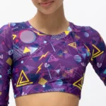 σε print BLAZE. Άνετη εφαρμογή από ανακυκλώσιμο ύφασμα* που απομακρύνει τον ιδρώτα και τέλεια στήριξη κατά την διάρκεια της προπόνησης. Απαλό και άνετο στην κίνηση. Σημείωση: Το μοντέλο της φωτογραφίας είναι 15 χρονών σε Μέγεθος: 12 *Ανακυκλώσιμο υλικό