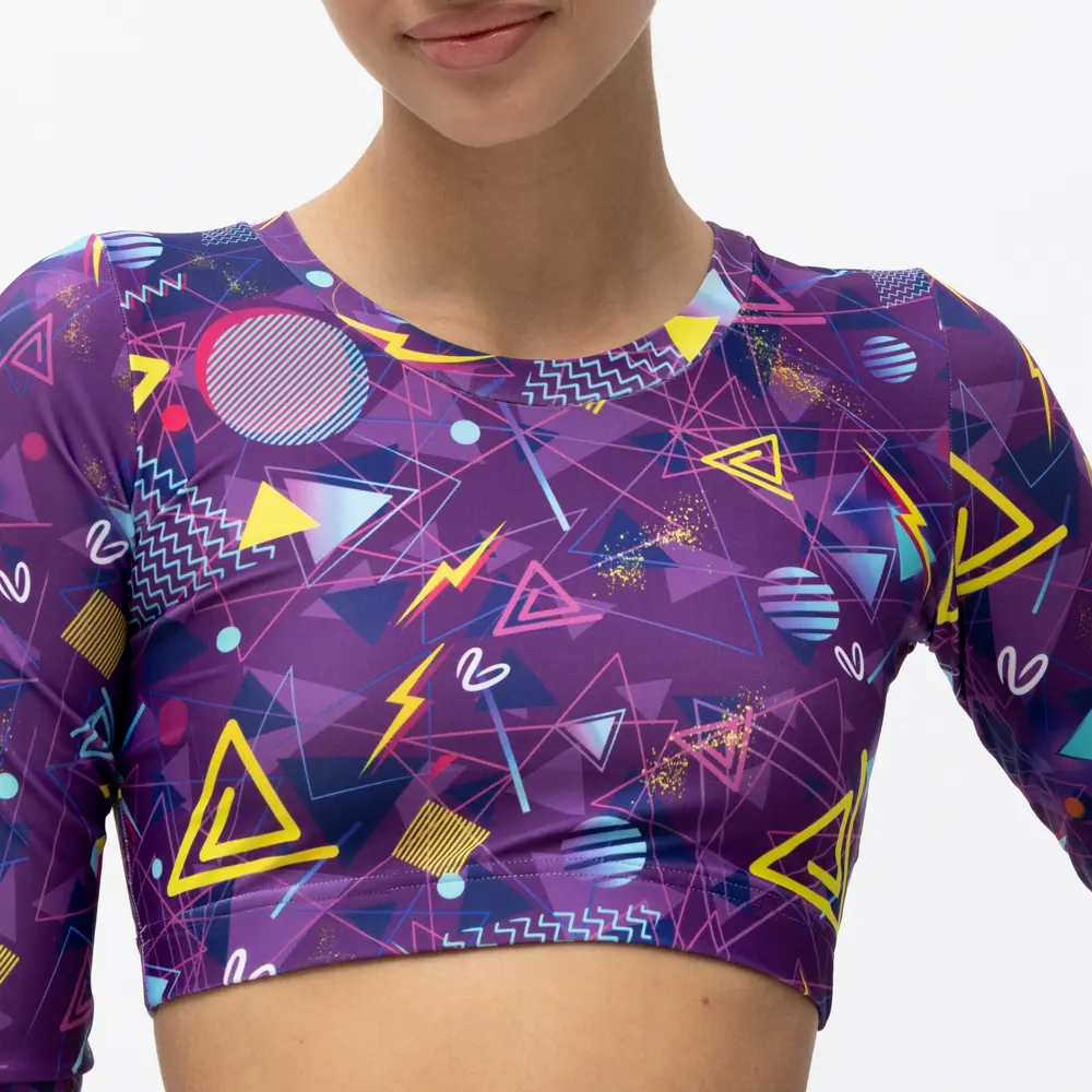 σε print BLAZE. Άνετη εφαρμογή από ανακυκλώσιμο ύφασμα* που απομακρύνει τον ιδρώτα και τέλεια στήριξη κατά την διάρκεια της προπόνησης. Απαλό και άνετο στην κίνηση. Σημείωση: Το μοντέλο της φωτογραφίας είναι 15 χρονών σε Μέγεθος: 12 *Ανακυκλώσιμο υλικό